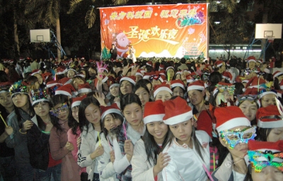 東莞兩萬打工妹帶上圣誕帽過平安夜
