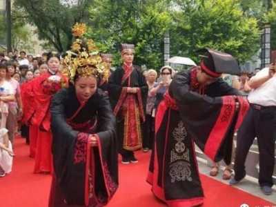 許昌小伙水上舉辦漢服婚禮 漢風水韻完美融合