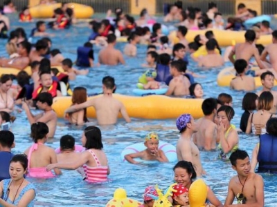 武漢持續高溫 水上樂園“人擠人”