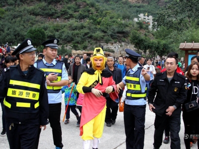 走紅網絡的“孫大圣”遭上千游客圍追堵截爭相求合影