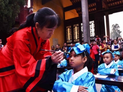 廣西恭城瑤鄉(xiāng)舉行“開(kāi)筆禮”