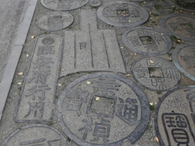 鄭州現(xiàn)"土豪"街道 人行道鋪滿"古貨幣"
