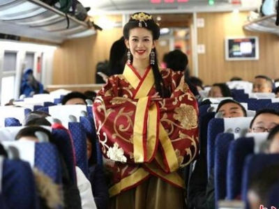 西成高鐵 “動妹兒”身披漢服走秀