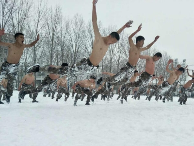 河南全民國防教育中心隊員冰雪中赤膊訓練