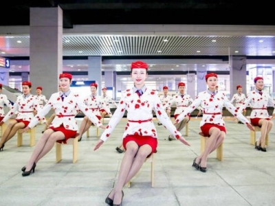 高校空姐禮儀快閃秀 眾人引圍觀