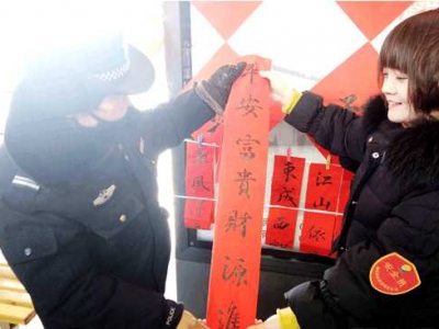 鄭州一美女在公交站臺里寫春聯 分分鐘被乘客搶光