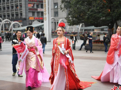 重慶街頭美女著古裝鬧市玩“穿越”引眾人圍觀
