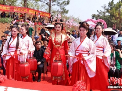 湖北當陽:漢服婚禮秀 弘揚傳統婚俗文化