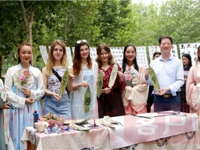 金發(fā)美女縫香囊、包粽子--中外師生洛陽共度端午