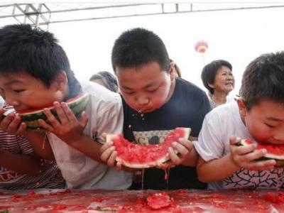 江蘇淮安:吃瓜大賽“丑”相百出