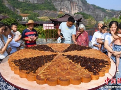 湖南平江制巨型辣條月餅迎中秋