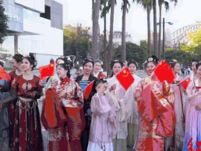四川姑娘澳大利亞策劃漢服快閃 齊唱《我和我的祖國