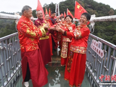 長沙老人拍集體復(fù)古結(jié)婚照迎重陽