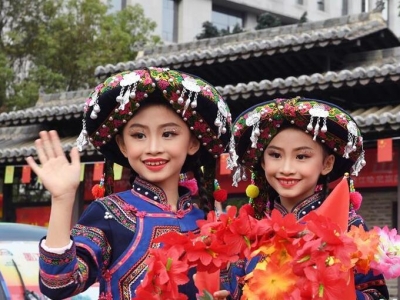 云南墨江國際雙胞胎文化節(jié)舉行花車巡游