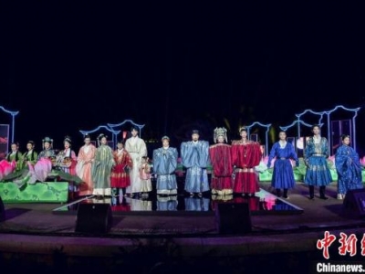 東方鹽湖城上演漢服盛典 80歲老奶奶壓軸秀場(chǎng)